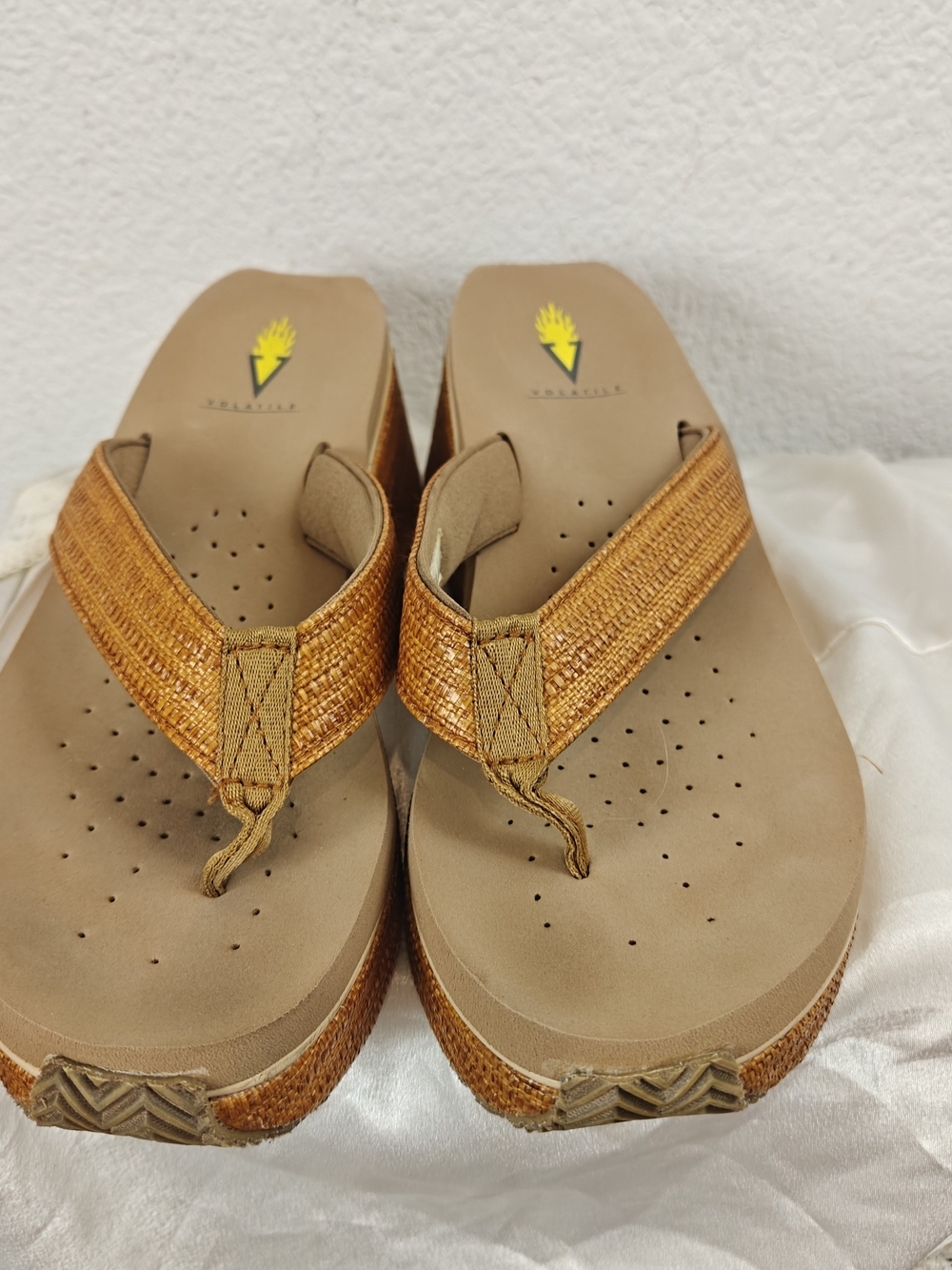 Volatile Bahama Wedge Sandals Women's Size 9 Tan Woven Comfort Thong Shoes - Picture 4 of 11